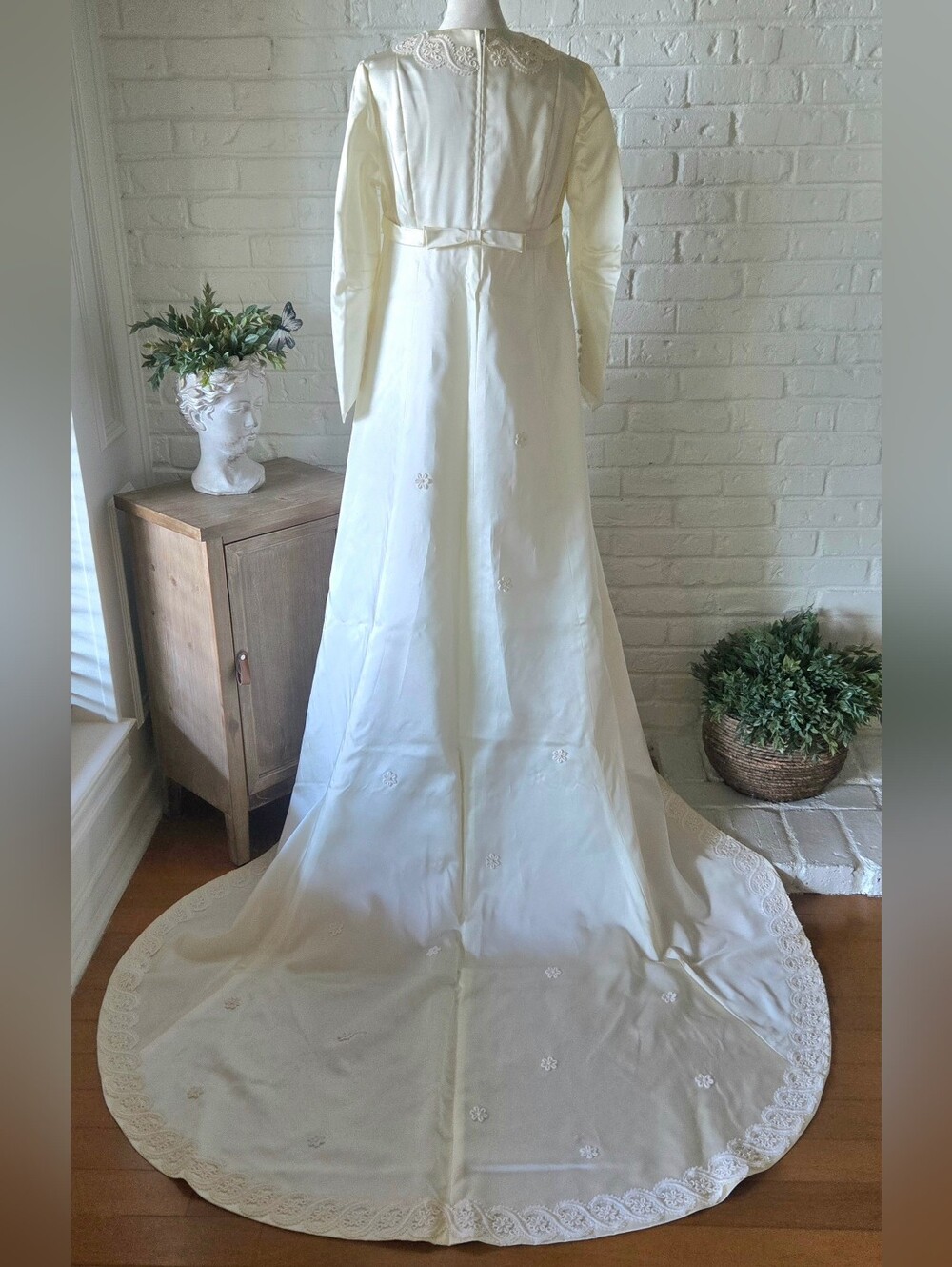Vtg 70s Ivory Pearl Flower Wedding Gown, Train, S/M, Audrey Hepburn - Picture 3 of 14